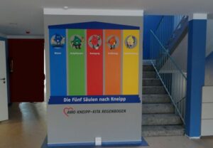 Ein farbenfrohes Wandbild in einem Gebäude