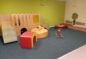 Innenansicht eines hellen Spielzimmers für Kinder