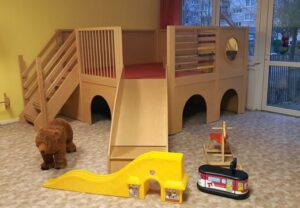 Innenansicht eines Raums mit Spielgeräten für Kinder