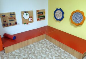 Innenansicht eines Spielraums mit Wandspielen