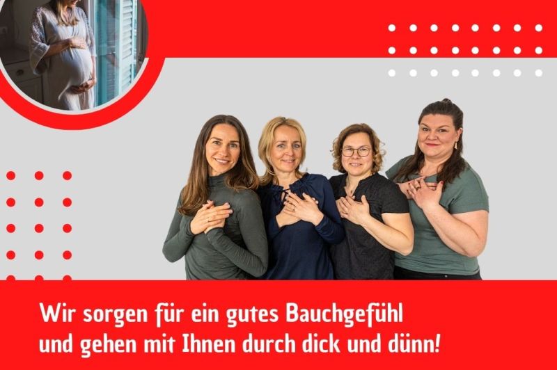 Vier Frauen stehen nebeneinander, lächeln und haben die Hände auf ihre Brust gelegt.