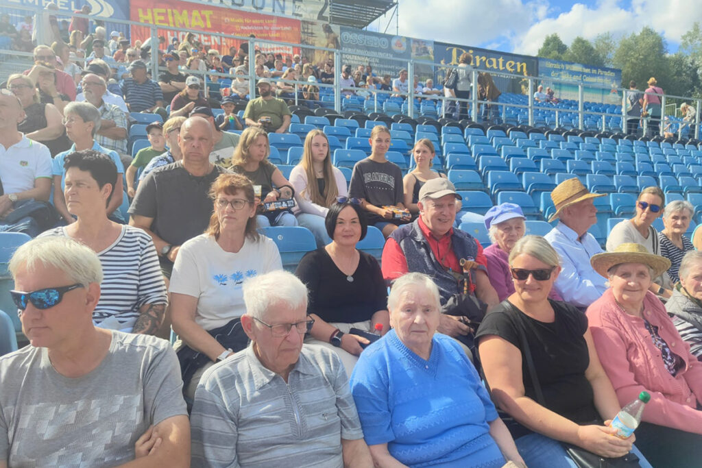 Gruppe von Menschen in einem Stadion