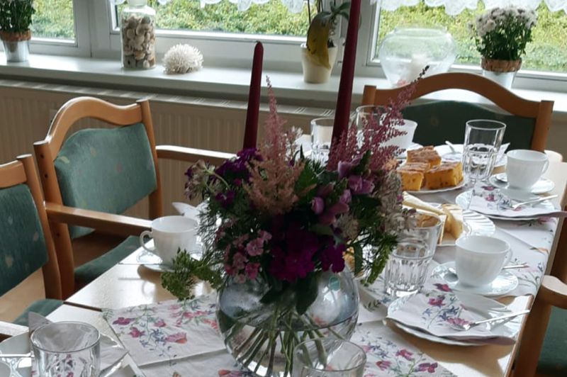 Ein gedeckter Tisch mit Blumengesteck