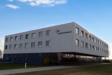 Gebäude des AWO Sportinternats mit moderner Architektur.