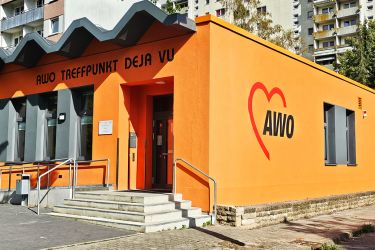 Gebäude mit AWO-Logo und der Bezeichnung 'AWO Treffpunkt Deja Vu'