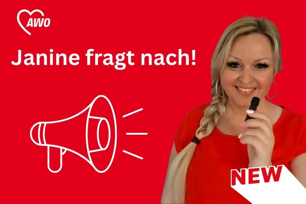 Eine Frau mit lange blonde Zopf hält ein Mikrofon vor einem roten Hintergrund mit dem Text 'Janine fragt nach!' und das AWO-Logo.