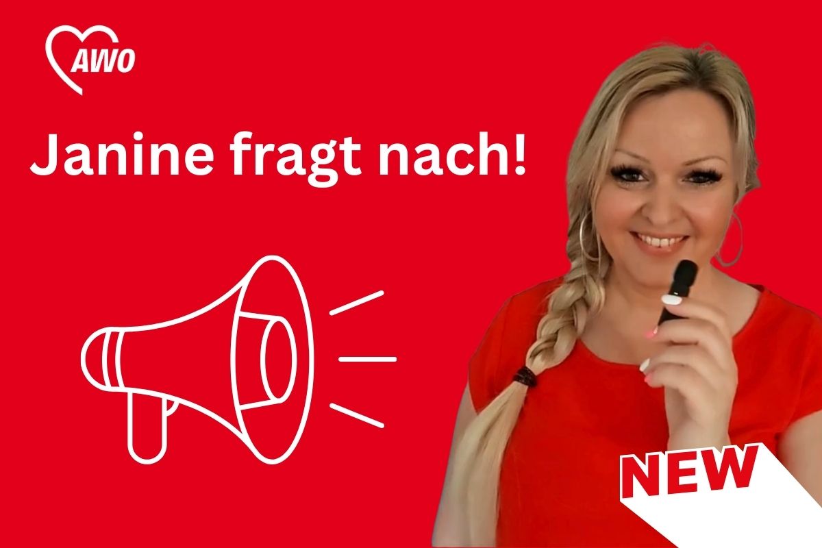 Eine Frau mit lange blonde Zopf hält ein Mikrofon vor einem roten Hintergrund mit dem Text 'Janine fragt nach!' und das AWO-Logo.