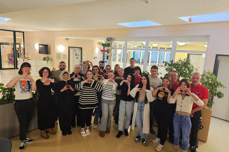 Gruppe von Menschen in einem modernen Gebäude