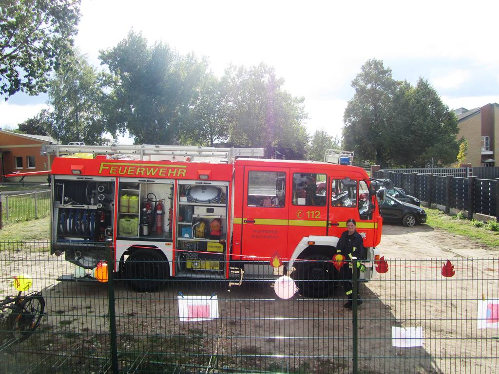 Feuerwehrfahrzeug auf einem Platz