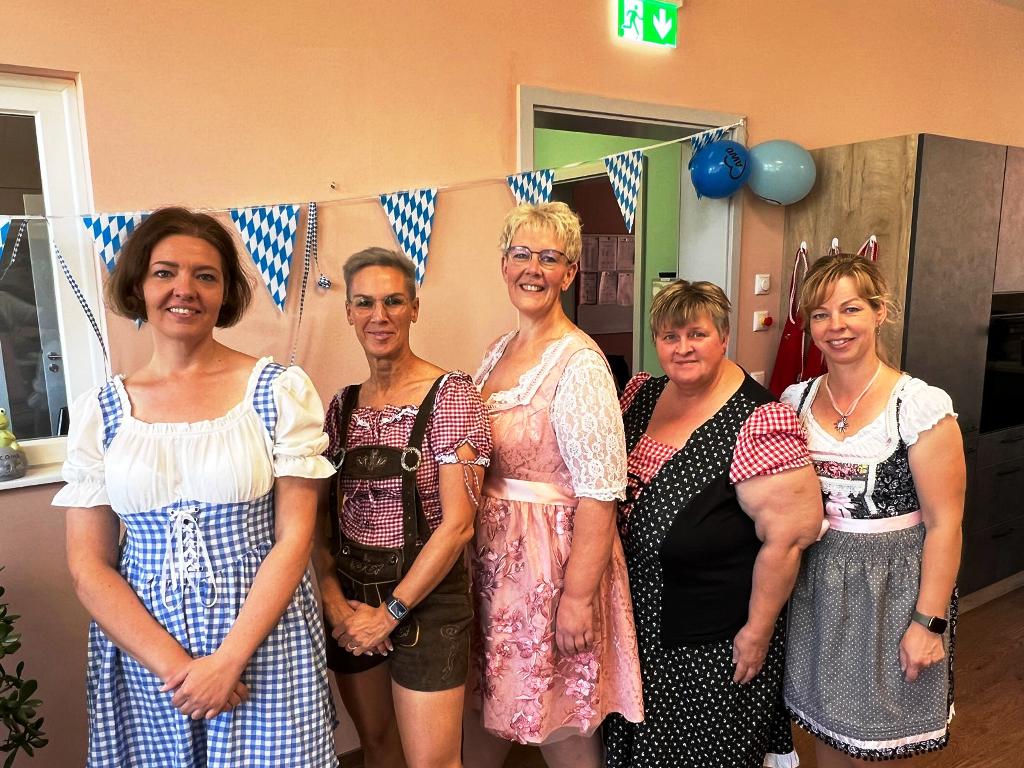 Gruppe von Frauen in bayerischen Trachten