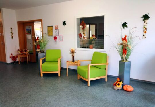 Wartezimmer mit Herbstdekoration