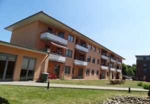 Ein dreistöckiges Wohngebäude mit Balkonen