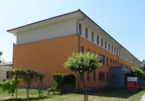 Gebäude der AWO mit orangefarbener Fassade