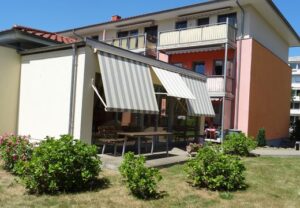 Gebäude mit Markisen