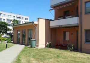 Mehrfamilienhaus mit Balkonen und Garten