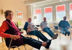 Seniorengruppe bei Gymnastik im Stuhlkreis
