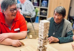 Zwei ältere Frauen spielen Jenga