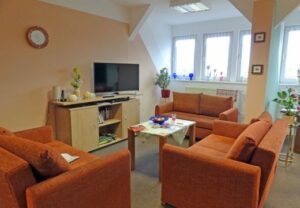 Gemütliches Wohnzimmer mit orangenen Sofas