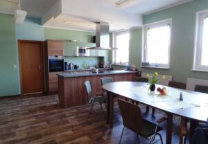 Küche mit Esstisch und Stühlen