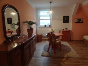 Gemütliches Wohnzimmer mit Esstisch und Pflanzen