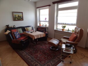 Gemütliches Wohnzimmer mit Sofagarnitur und Sesseln