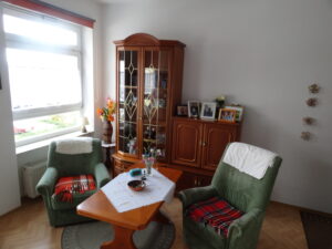 Gemütliches Wohnzimmer mit Sitzgarnitur