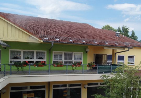 Außenansicht eines zweistöckigen Gebäudes mit farbenfroher Fassade