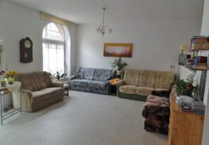 Wohnzimmer mit mehreren Sofas