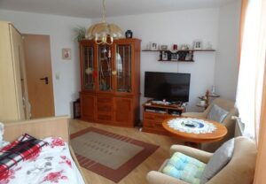 Innenansicht eines gemütlichen Wohnzimmers mit Möbeln und Dekorationen.