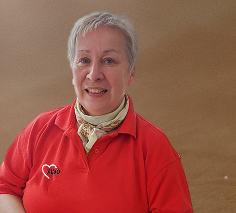 Portrait einer Frau in rotem AWO-Polohemd
