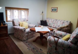 Wohnzimmer mit Blumensofas