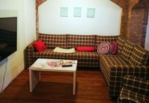 Wohnzimmer mit einer karierten Couch und einem Couchtisch