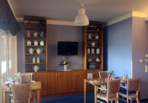 Innenansicht eines Raumes mit Regalen und Tischen