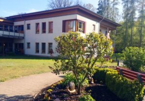 Gebäude mit Garten im Vordergrund