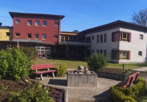 Bild eines Gebäude-Ensembles mit Garten