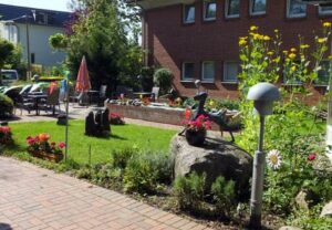 Gartenbereich mit Terrasse und Skulptur