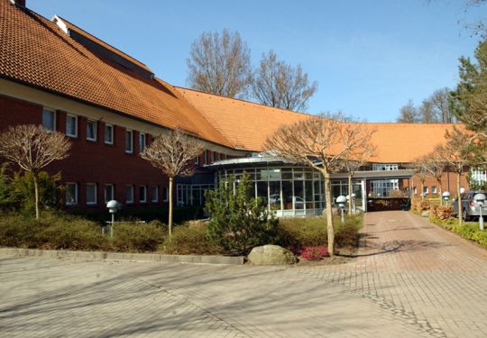 Foto eines Gebäudes der AWO mit rotem Dach und Backsteinfassade