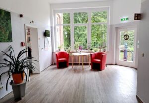 Innenraum eines AWO-Gebäudes mit gemütlicher Sitzecke