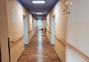 Innenansicht eines Flurs in einer Einrichtung mit Handläufen an den Wänden