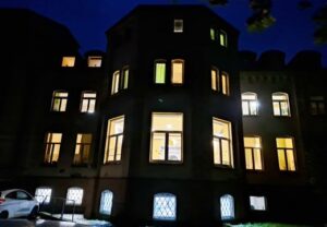 Beleuchtetes Gebäude bei Nacht