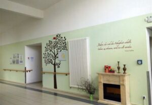 Innenansicht eines Flurs mit Wanddekoration