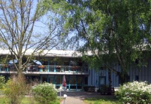 Gebäude im Grünen mit Terrasse