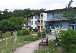 Gebäude mit angrenzendem Gartenbereich