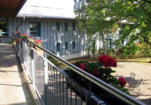 Gebäude mit Balkon und Blumen