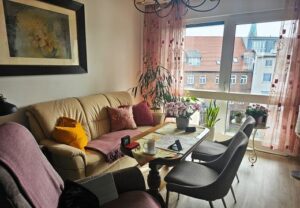 Gemütliches Wohnzimmer mit Sofa und Esstisch