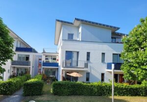 Modernes Wohngebäude mit Garten