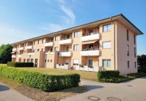 Mehrfamilienhaus mit mehreren Balkonen