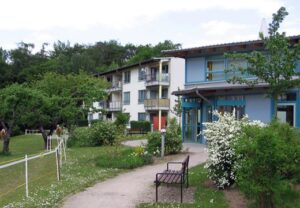 Außenansicht einer sozialen Einrichtung der AWO mit Gartenanlagen