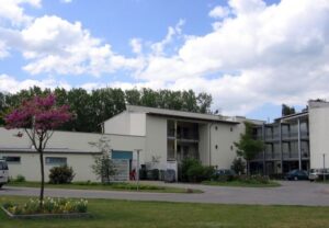 Moderne Gebäude mit Blumenbeet im Vordergrund