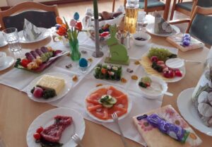 Frühstückstisch mit österlicher Dekoration